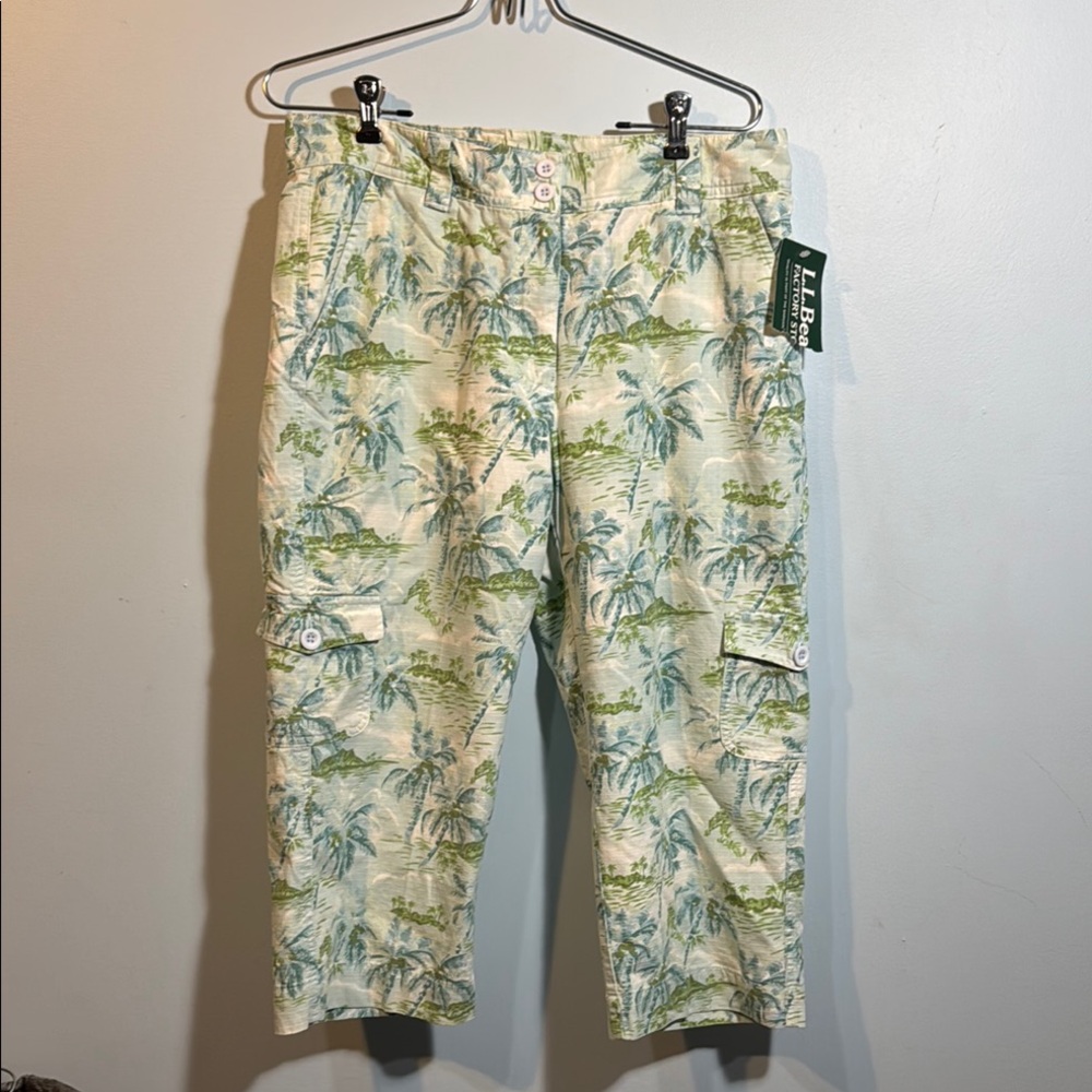 L.L. Bean Palm Print Cargo Capris in Green and Cream size 12